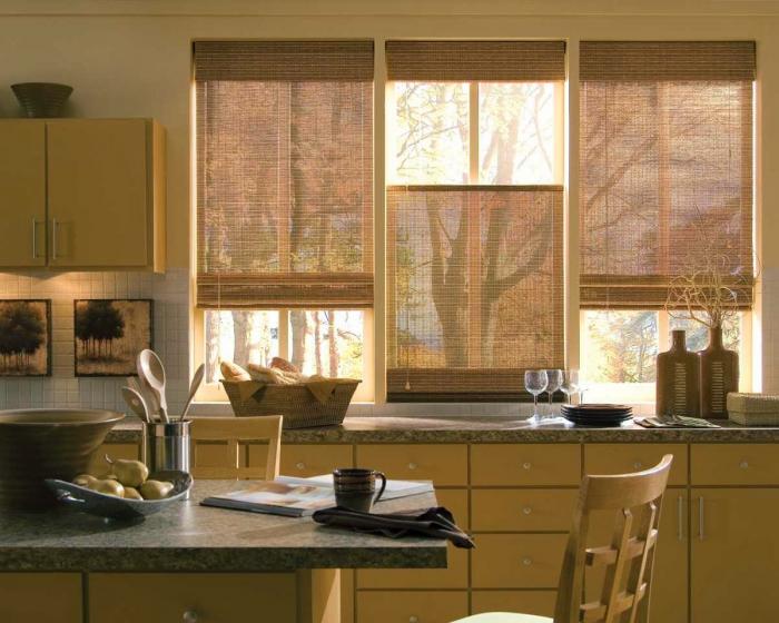 Рулонные шторы в интерьере кухни - фото 1