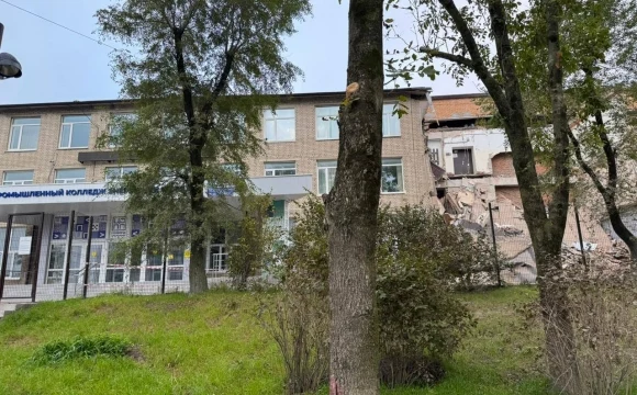 Здание колледжа частично обрушилось во Владивостоке