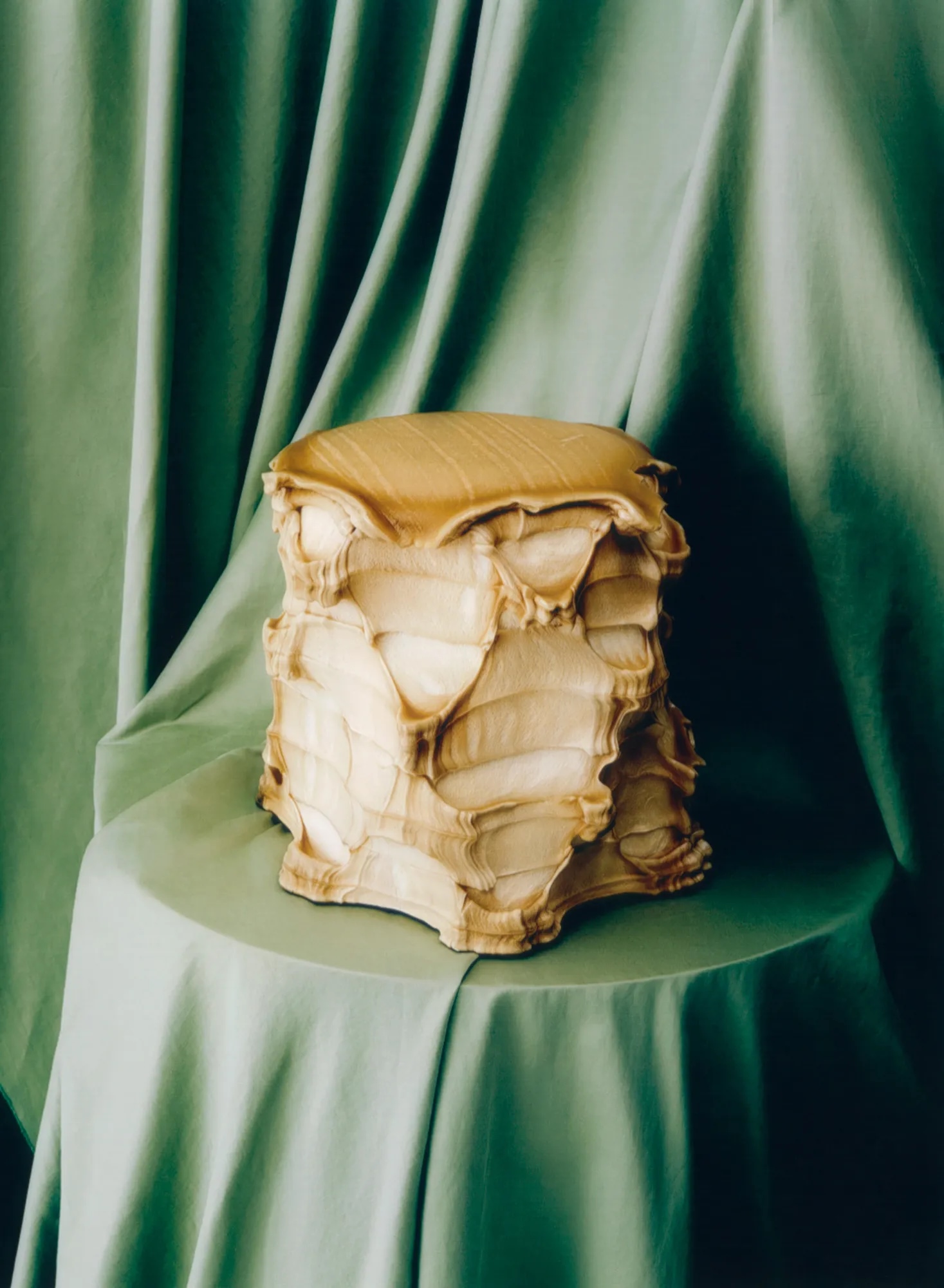 Картонная иллюзия и стулья-пришельцы: 6 главных дизайн-находок 2026 года