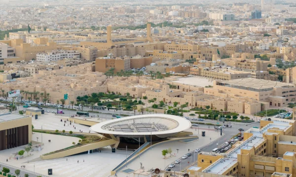 На станции метро в Эр-Рияде установили зеркальный купол