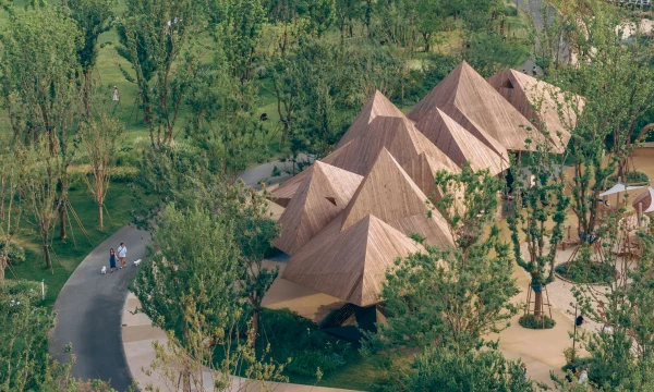 Ресторан на детской игровой площадке в городе Ухань, Китай