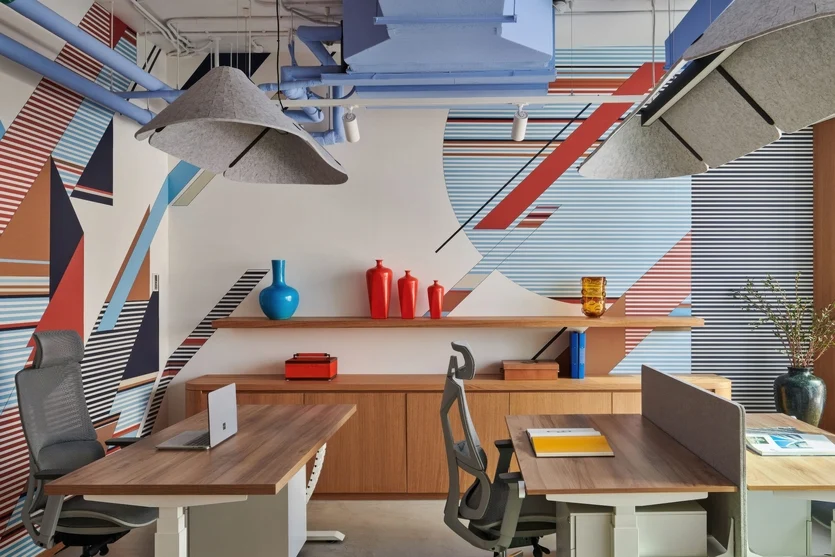 Позитив в офисе: c авангардными обоями