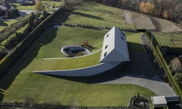 Дом остроконечной формы на склоне "Yaw House", Польша