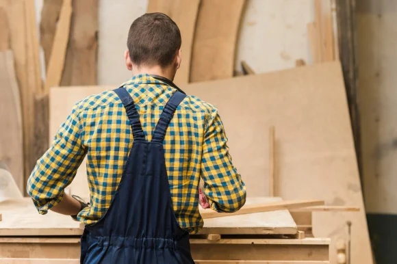 Тюменский завод по производству берёзовой фанеры останавливает работу из-за убытков