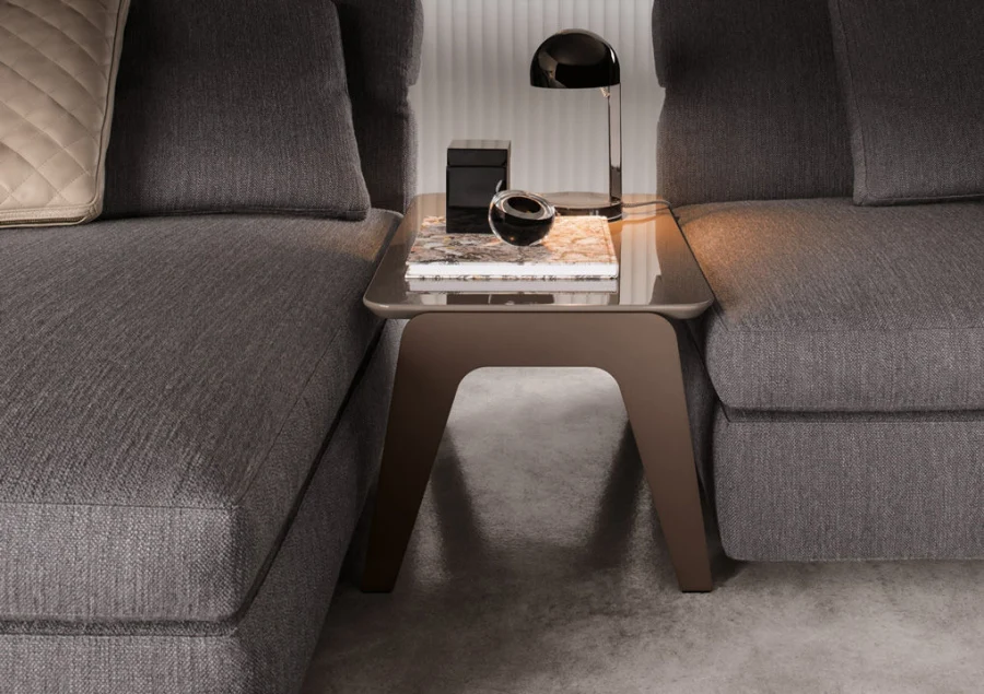 Лак, шелк и холод: новая тактильность премиального дома