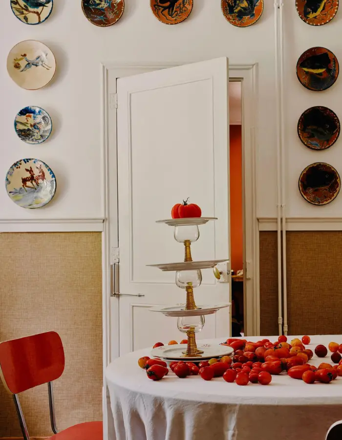 Интерьер как манифест: хром, жемчуг и «сигарная» палитра в трендах 2026 года