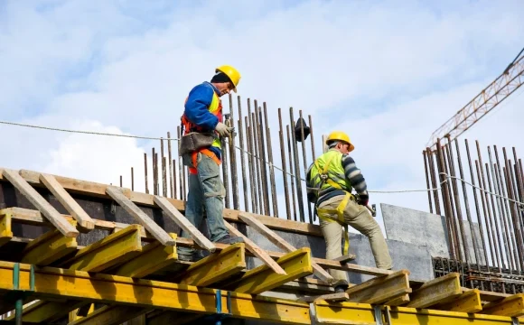 Новый порядок контроля за ограждениями стройплощадок утвердили в Москве