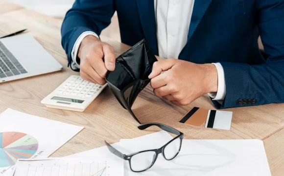 Эксперт Холопик сообщил о риске банкротств застройщиков в России