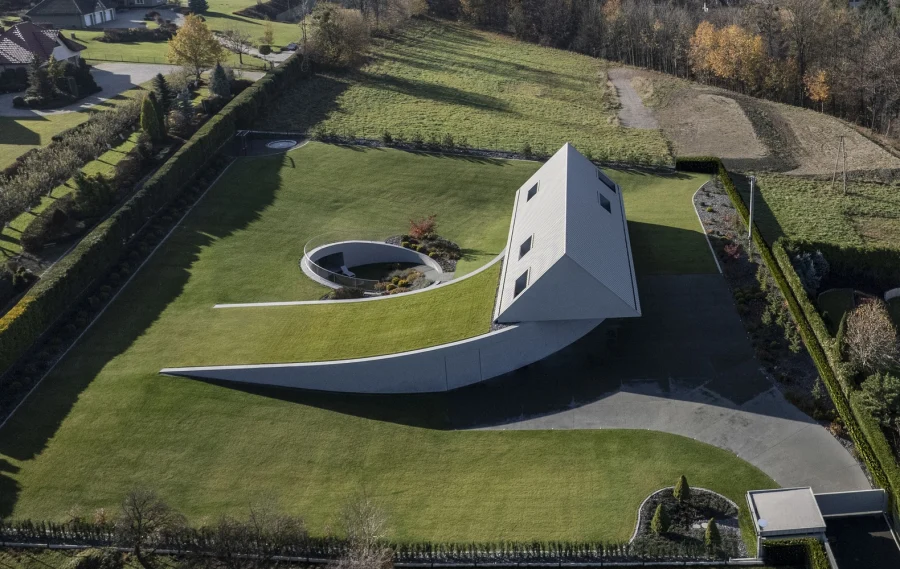 Дом остроконечной формы на склоне "Yaw House", Польша Дом остроконечной формы на склоне "Yaw House", Польша
