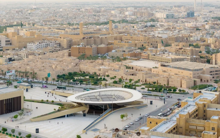 На станции метро в Эр-Рияде установили зеркальный купол