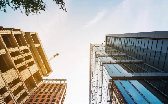 Число новых жилых проектов в городах-миллионниках РФ сократилось на 23% в 2025 году