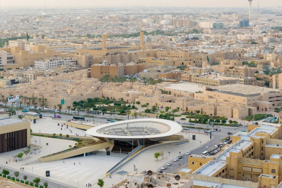 На станции метро в Эр-Рияде установили зеркальный купол На станции метро в Эр-Рияде установили зеркальный купол