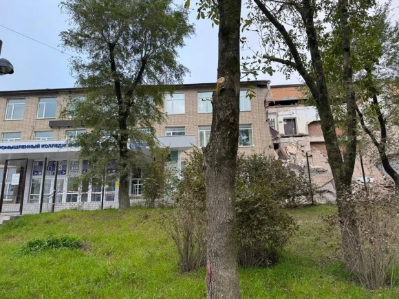 Здание колледжа частично обрушилось во Владивостоке