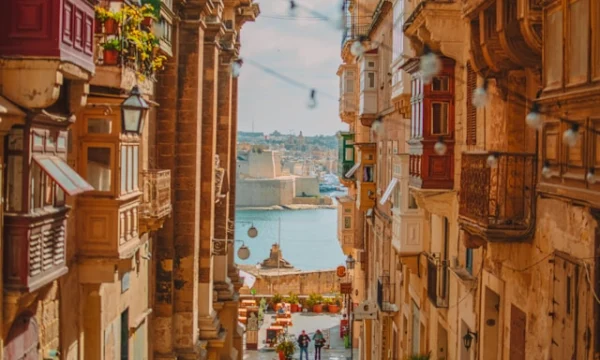 Заявителям определенно необходимо иметь прочные и подлинные связи с Мальтой, чтобы претендовать на г