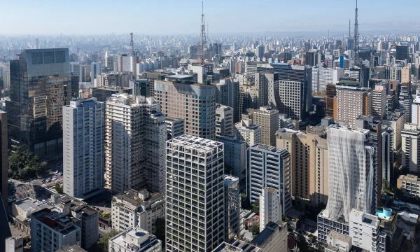 Небоскрёб с непрерывной сеткой из кашпо в Сан-Паулу, Бразилия