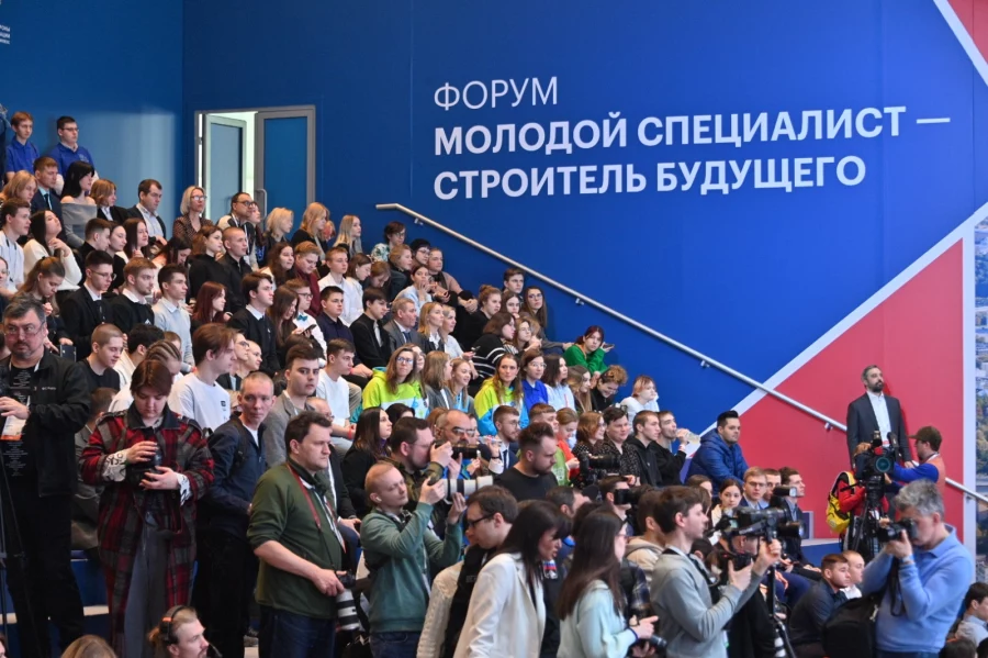 Будущие строители и работодатели увидели друг друга в Манеже