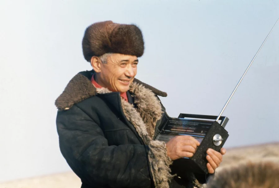 Бытовые&amp;nbsp;предметы оказывались в домах советских граждан по-разному. Одни вещи можно было купить в универмаге. Но часто нужны были знакомые, которые могли бы помочь с покупкой&amp;nbsp;