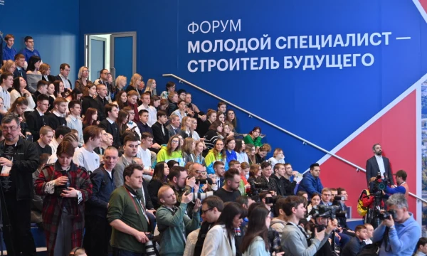 Будущие строители и работодатели увидели друг друга в Манеже